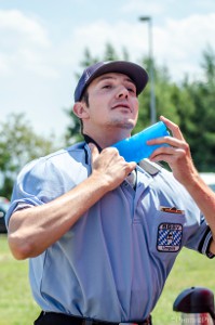 Nicht nur die Spieler suchten Abkühlung - Umpire Dominik Herrmann